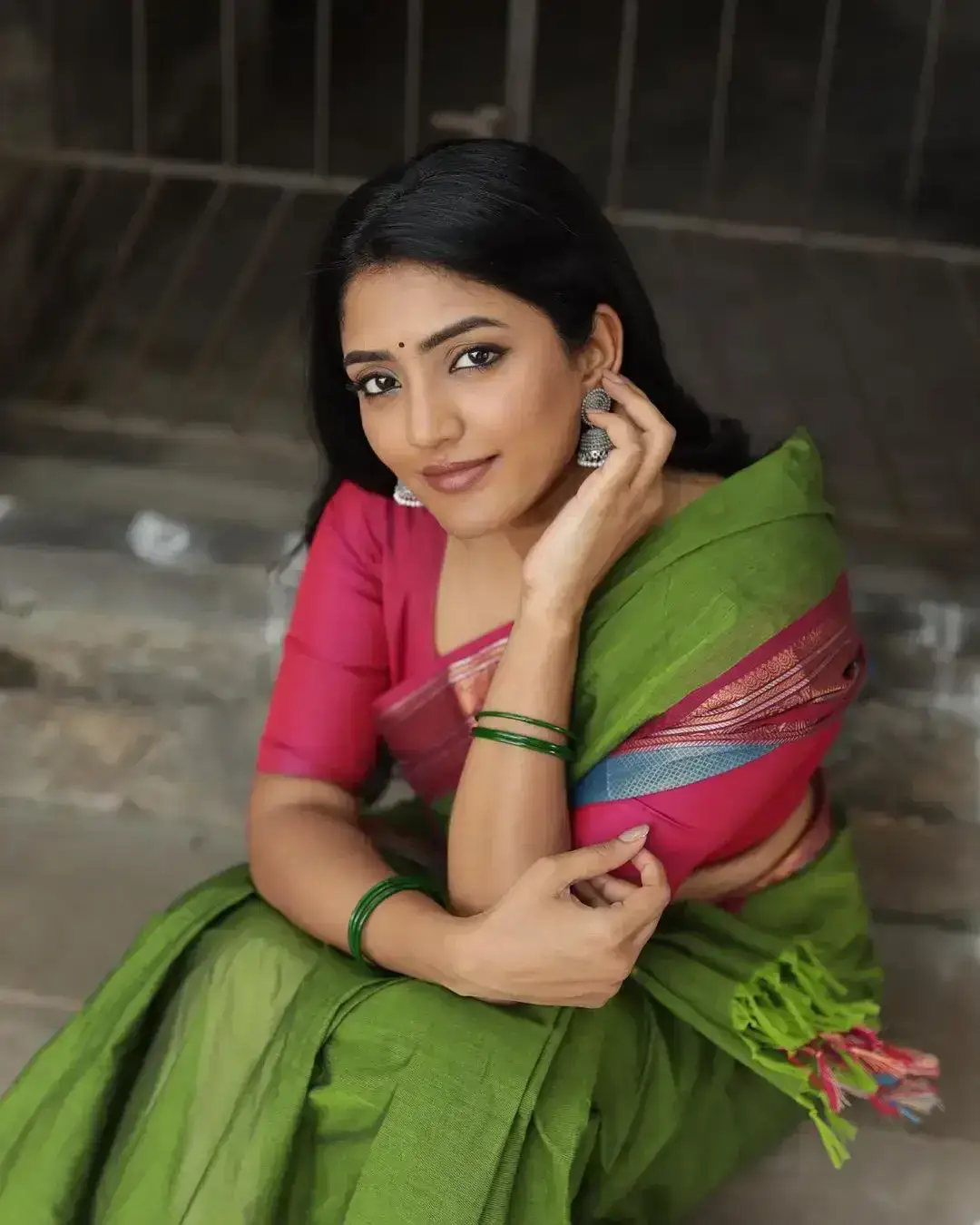 Indian Actress Eesha Rebba Stills in Traditional Green Saree